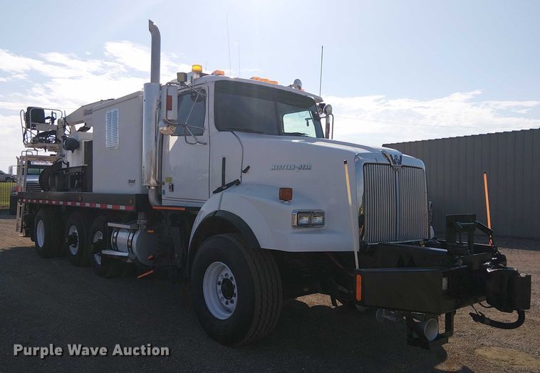 image for item EG8253 2002 Western Star 4900 crane truck