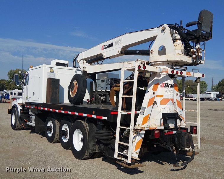 image for item EG8253 2002 Western Star 4900 crane truck
