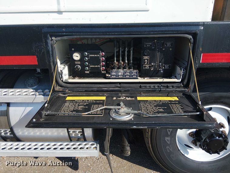 image for item EG8253 2002 Western Star 4900 crane truck