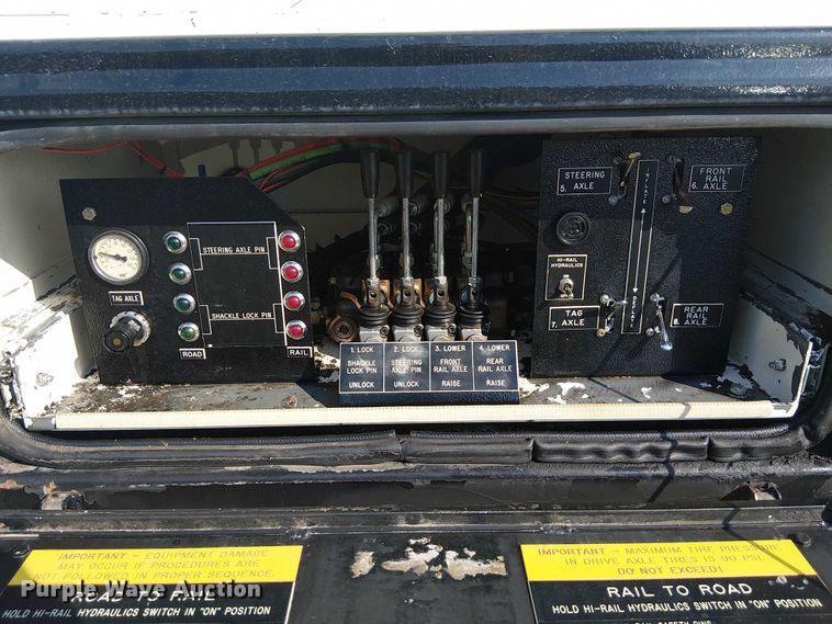 image for item EG8253 2002 Western Star 4900 crane truck