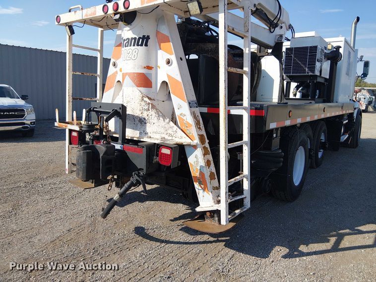 image for item EG8253 2002 Western Star 4900 crane truck