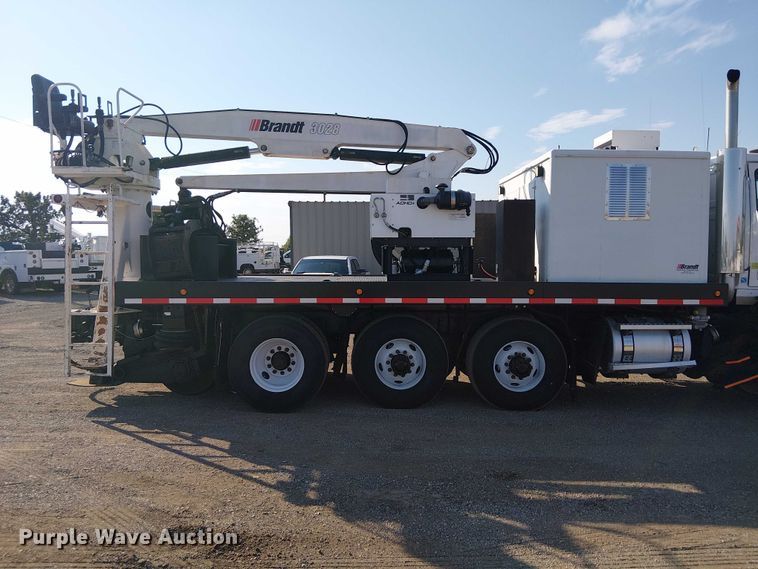image for item EG8253 2002 Western Star 4900 crane truck