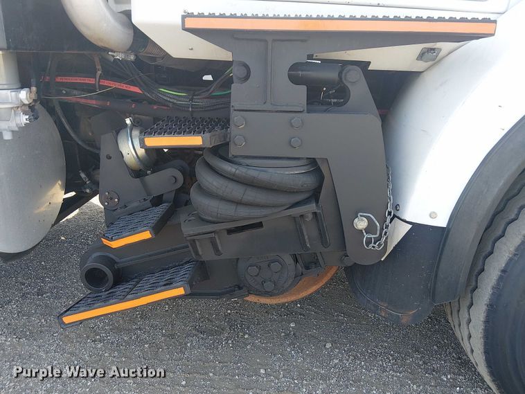 image for item EG8253 2002 Western Star 4900 crane truck