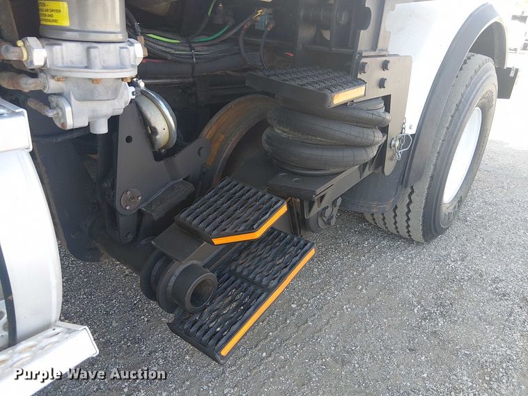 image for item EG8253 2002 Western Star 4900 crane truck