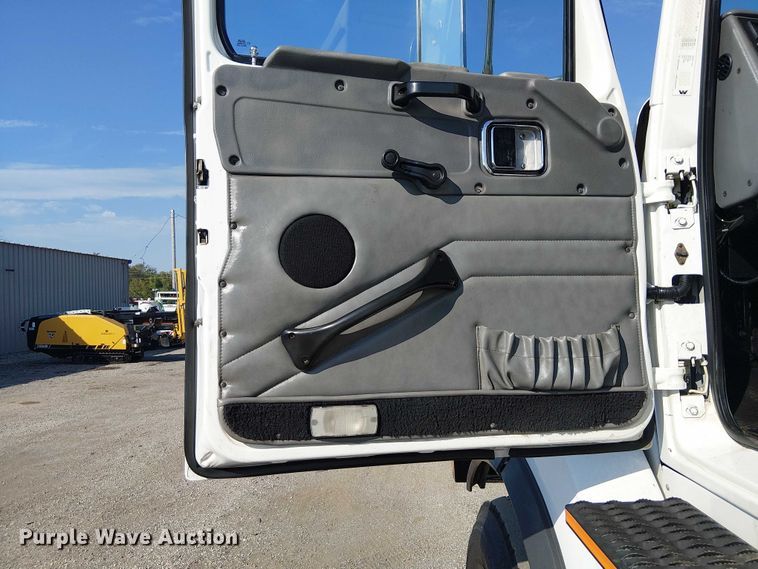 image for item EG8253 2002 Western Star 4900 crane truck