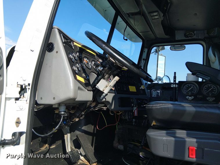 image for item EG8253 2002 Western Star 4900 crane truck