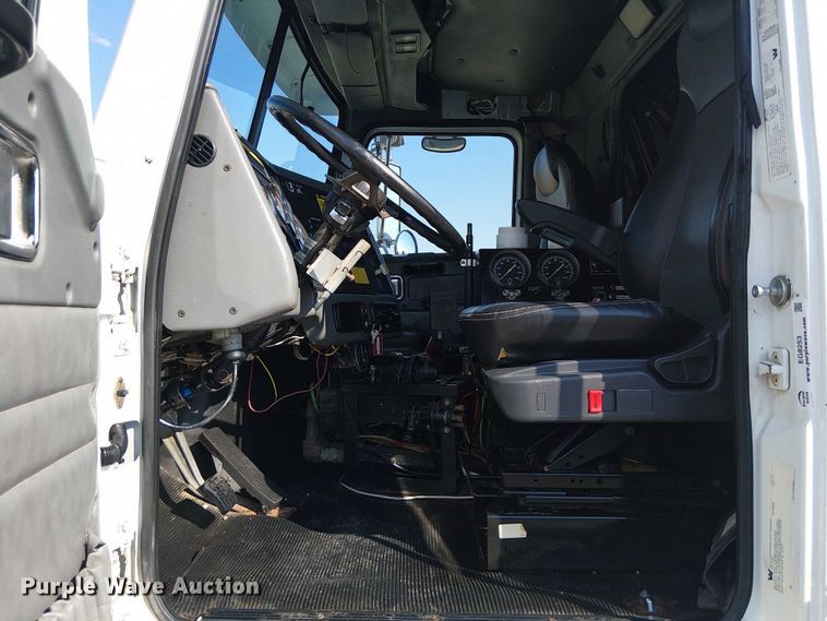 image for item EG8253 2002 Western Star 4900 crane truck