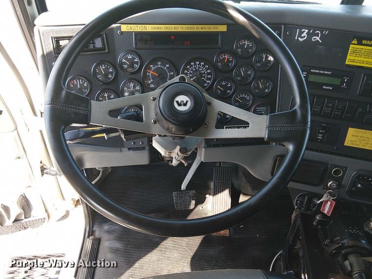 image for item EG8253 2002 Western Star 4900 crane truck