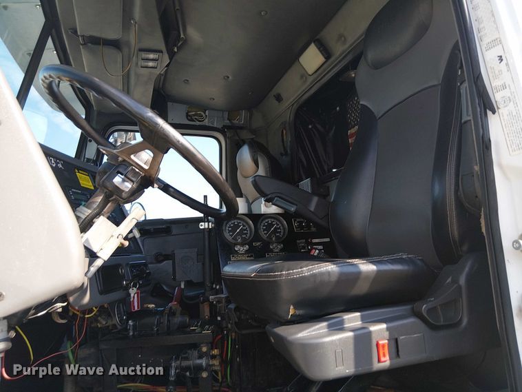 image for item EG8253 2002 Western Star 4900 crane truck