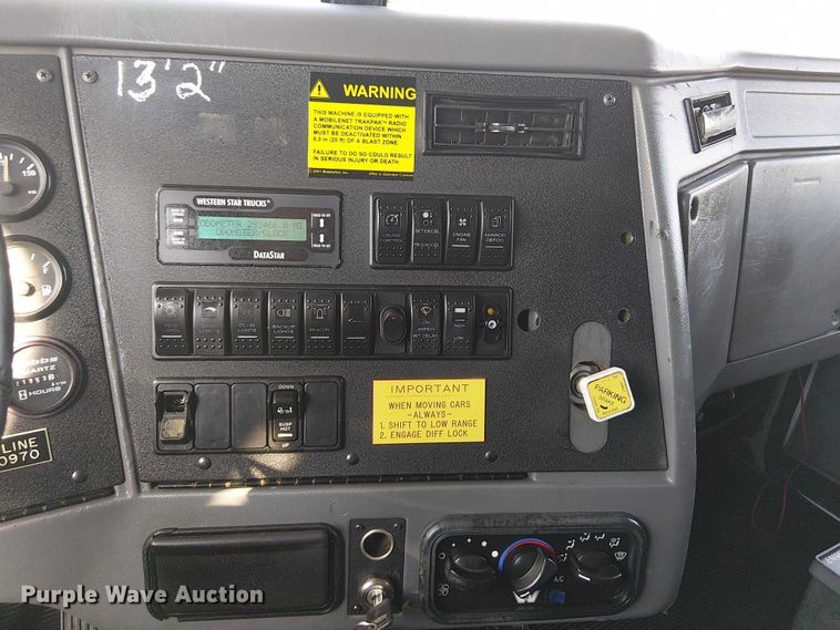 image for item EG8253 2002 Western Star 4900 crane truck