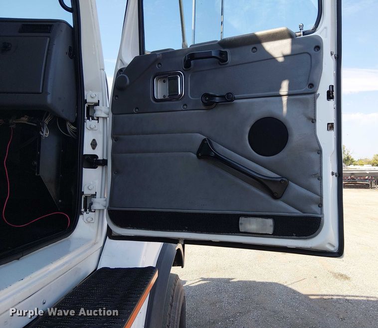 image for item EG8253 2002 Western Star 4900 crane truck