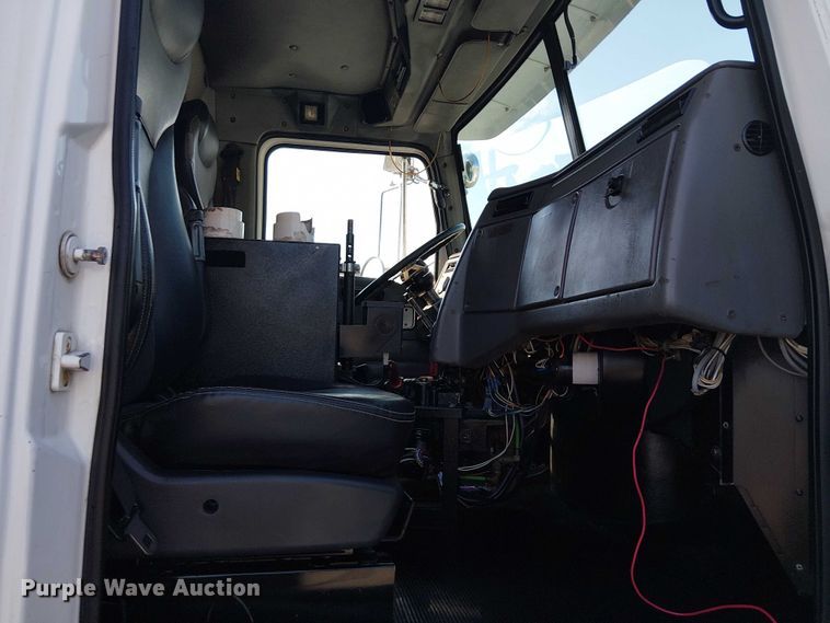 image for item EG8253 2002 Western Star 4900 crane truck