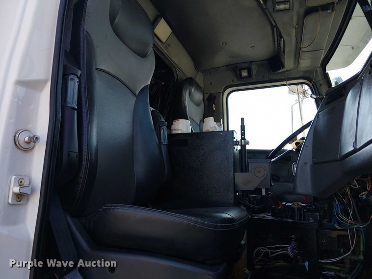 image for item EG8253 2002 Western Star 4900 crane truck