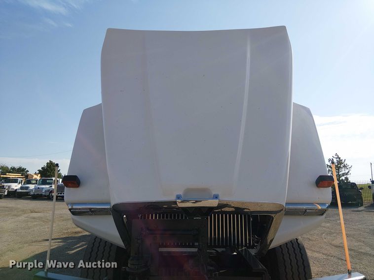 image for item EG8253 2002 Western Star 4900 crane truck