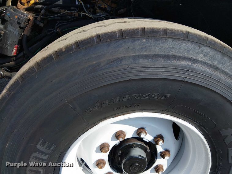 image for item EG8253 2002 Western Star 4900 crane truck