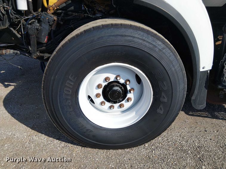 image for item EG8253 2002 Western Star 4900 crane truck