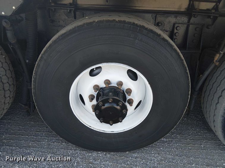 image for item EG8253 2002 Western Star 4900 crane truck