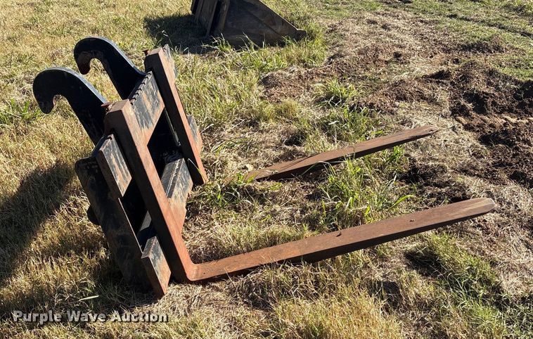 image for item EG8268 4' L loader forks