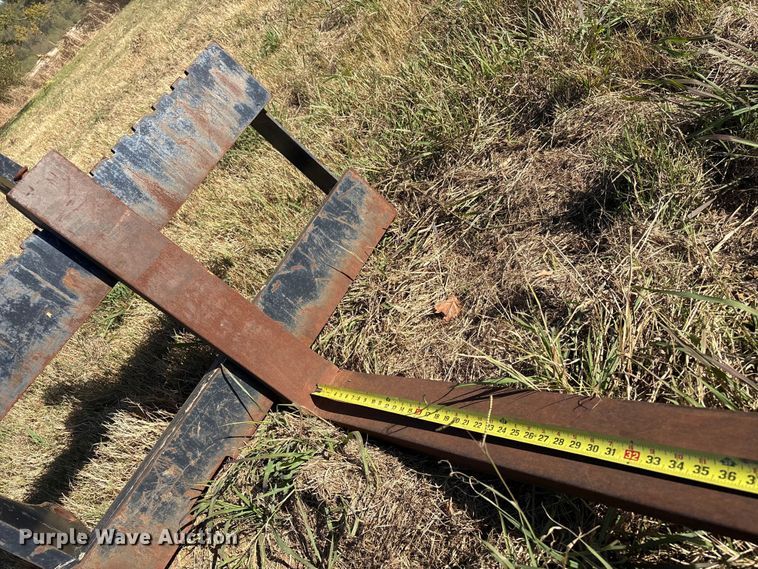 image for item EG8268 4' L loader forks