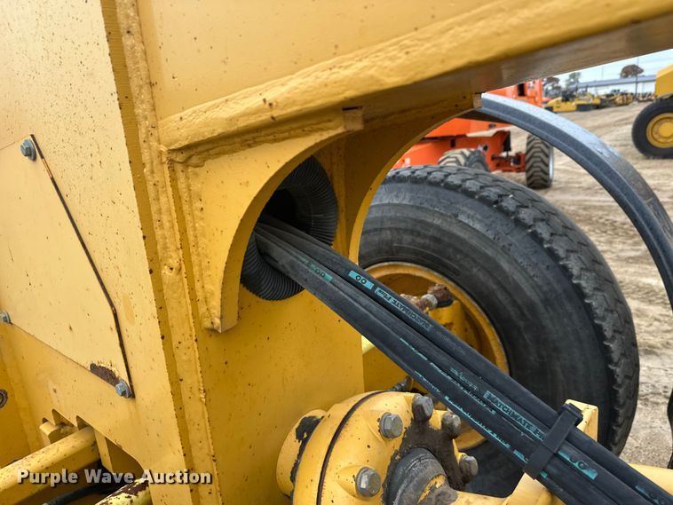 image for item EL0085 2000 John Deere 770CH motor grader