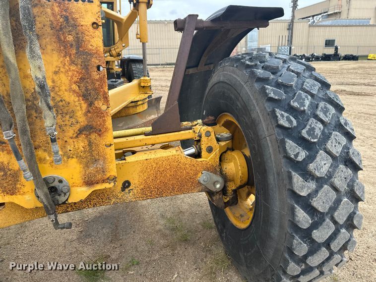 image for item EL0085 2000 John Deere 770CH motor grader