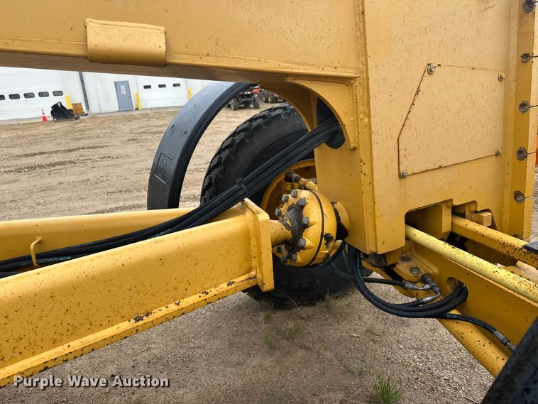 image for item EL0085 2000 John Deere 770CH motor grader