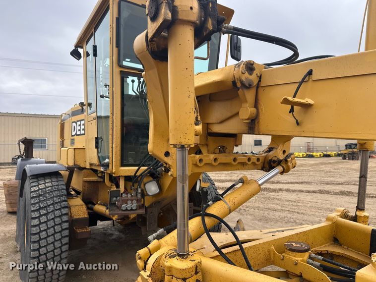 image for item EL0085 2000 John Deere 770CH motor grader