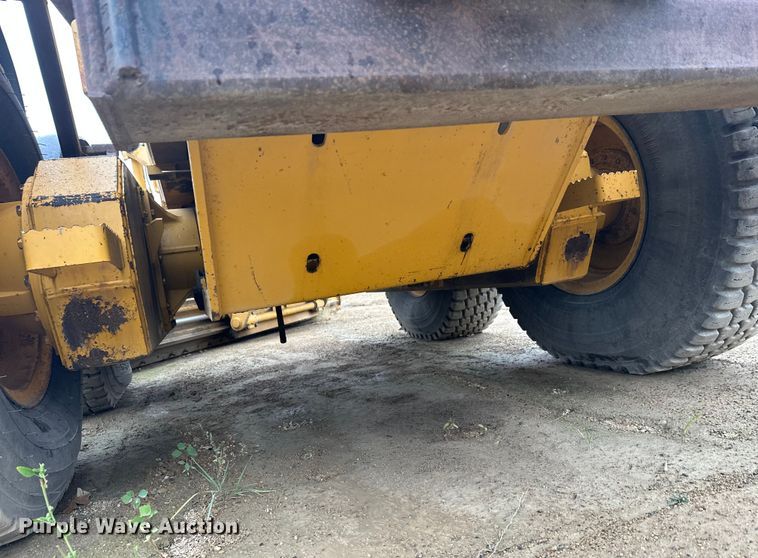 image for item EL0085 2000 John Deere 770CH motor grader