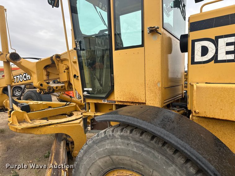 image for item EL0085 2000 John Deere 770CH motor grader