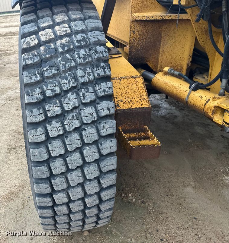 image for item EL0085 2000 John Deere 770CH motor grader