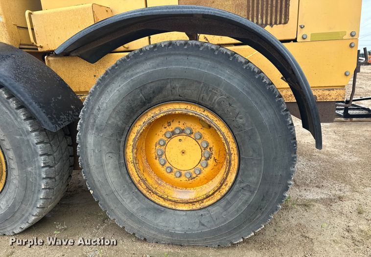 image for item EL0085 2000 John Deere 770CH motor grader