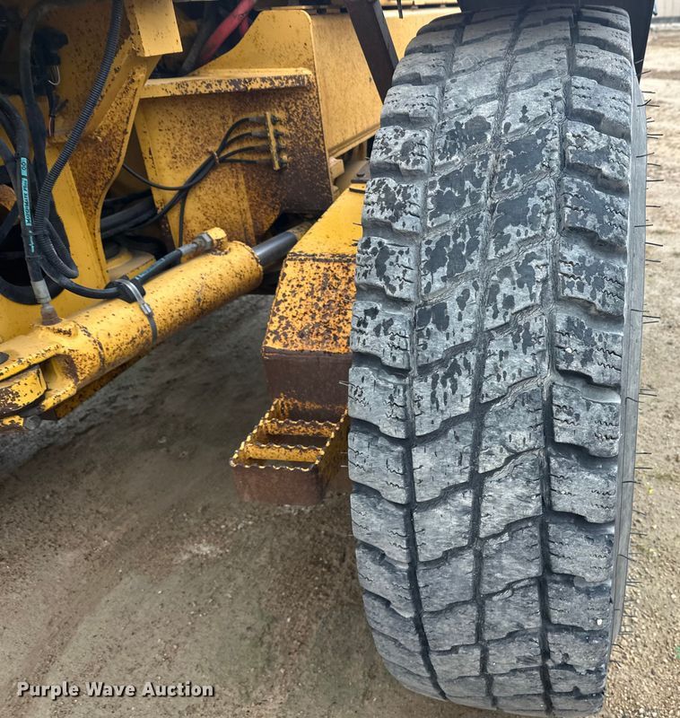 image for item EL0085 2000 John Deere 770CH motor grader