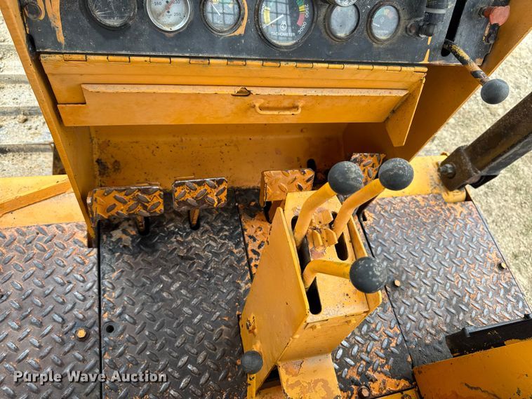 image for item EM2497 1981 Case 850B dozer