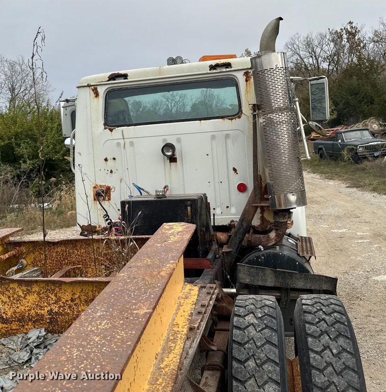 image for item EM2499 1992 International 8100 semi truck