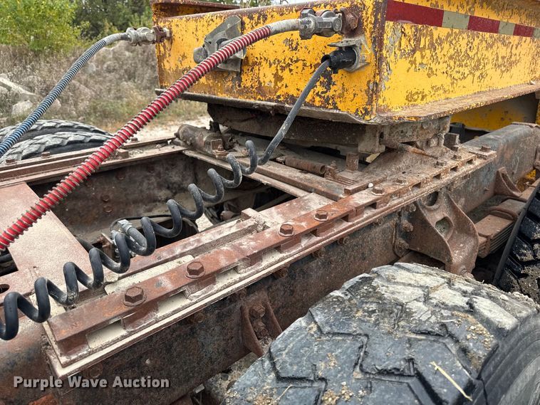 image for item EM2499 1992 International 8100 semi truck