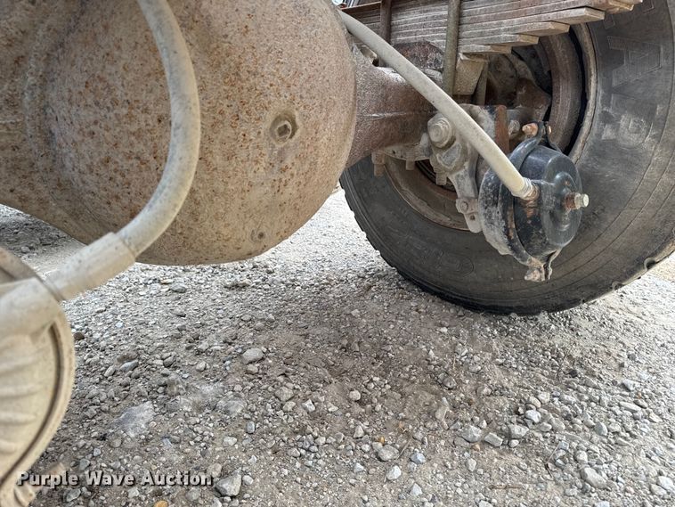 image for item EM2499 1992 International 8100 semi truck