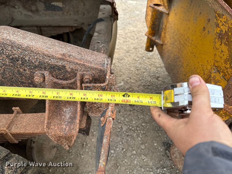 image for item EM2499 1992 International 8100 semi truck