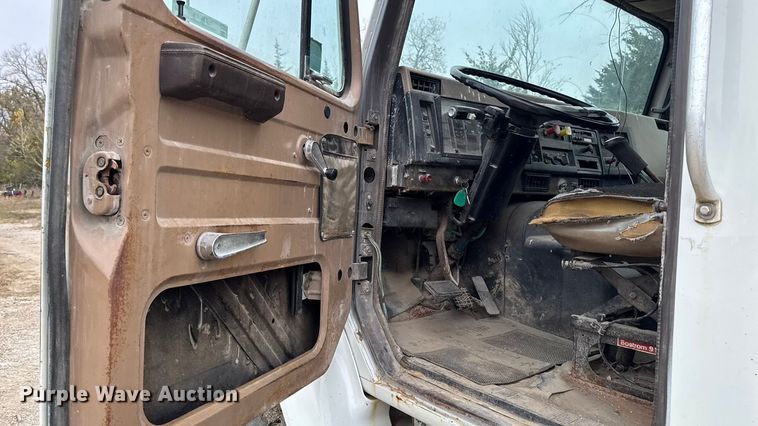 image for item EM2499 1992 International 8100 semi truck