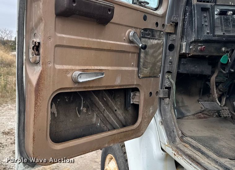 image for item EM2499 1992 International 8100 semi truck