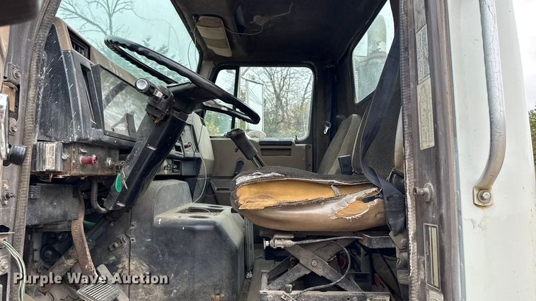 image for item EM2499 1992 International 8100 semi truck