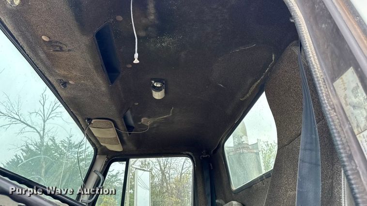 image for item EM2499 1992 International 8100 semi truck