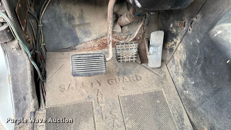 image for item EM2499 1992 International 8100 semi truck