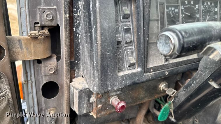 image for item EM2499 1992 International 8100 semi truck