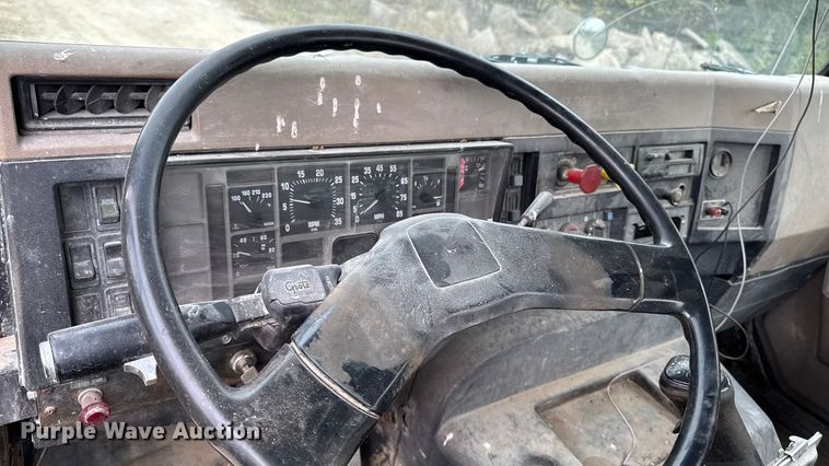 image for item EM2499 1992 International 8100 semi truck