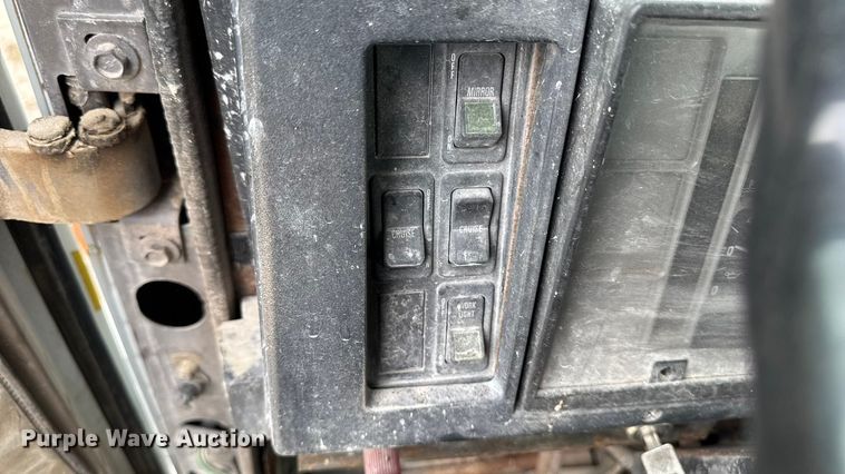 image for item EM2499 1992 International 8100 semi truck