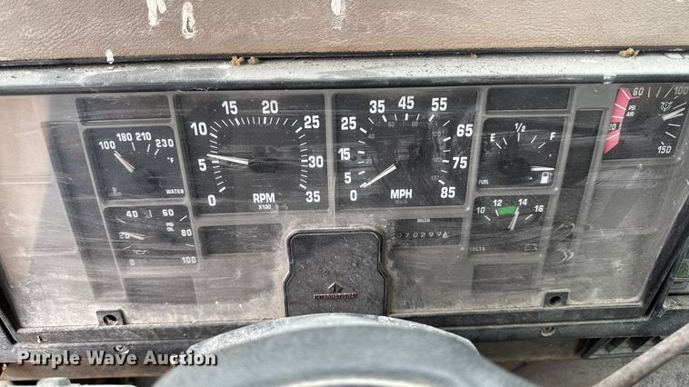 image for item EM2499 1992 International 8100 semi truck