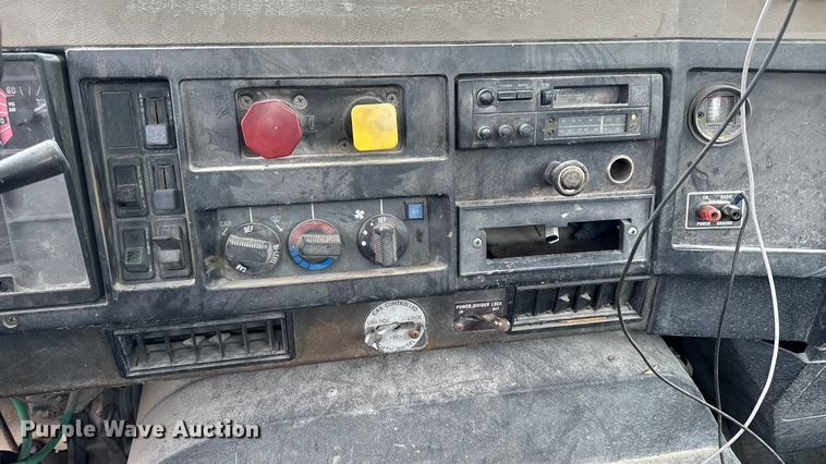 image for item EM2499 1992 International 8100 semi truck