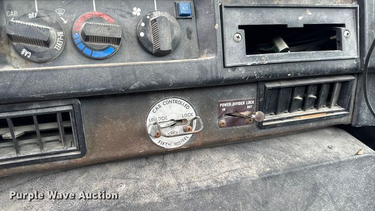 image for item EM2499 1992 International 8100 semi truck