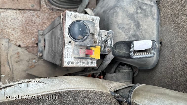 image for item EM2499 1992 International 8100 semi truck