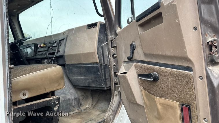 image for item EM2499 1992 International 8100 semi truck